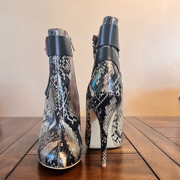 NWOB GUESS SNAKE PYTHON PRINT BOOTIES - Picture 2 of 13